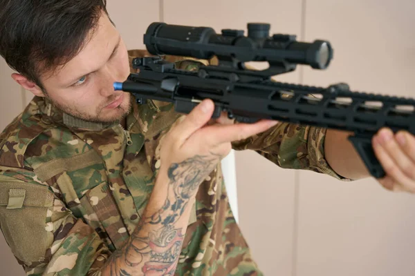 Bearded Infantryman Camouflage Uniform Tattoo His Arm Carefully Examines Checks — Foto Stock