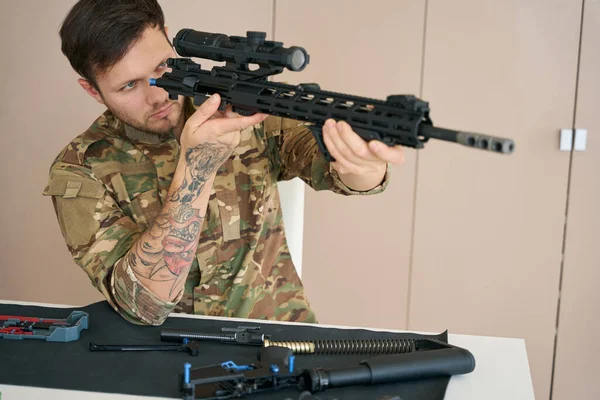 Sniper Camouflage Uniform Tattoo His Arm Checks His Weapon Optical — Stok fotoğraf