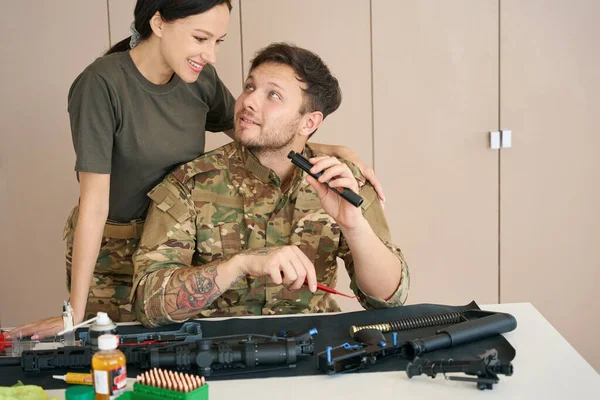 Serviceman Camouflage Uniform Cleans His Dismantled Machine Gun Gun Room — Foto Stock