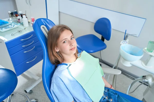 Calm Adolescent Girl Sitting Dental Chair Waiting Pediatric Dentist — Zdjęcie stockowe