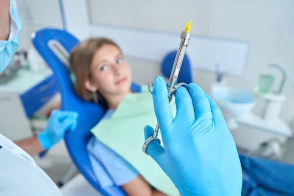 Stomatologist Holding Syringe Front Adolescent Girl Lying Dental Chair — ストック写真