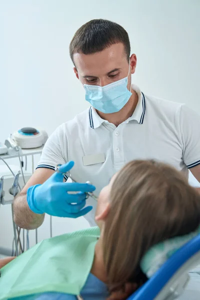 Experienced Dentist Administering Intraoral Anesthetic Injection Female Patient Teeth Treatment — Foto Stock