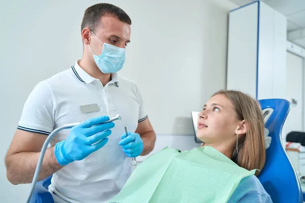 Pediatric Dentist Standing Adolescent Girl Drill Handpiece Mouth Mirror Hands — Foto Stock