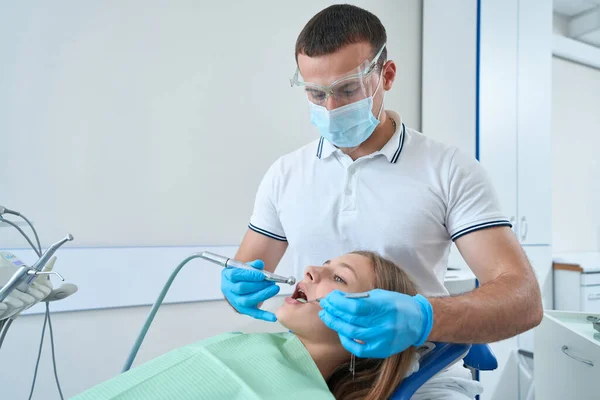 Pediatric Dentist Using Mouth Mirror Dental Drill Young Patient Cavity — Foto Stock