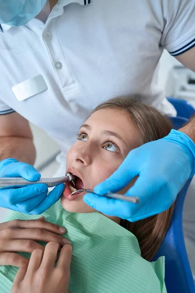 Stomatologist Removing Carious Tissue Tooth Teenage Girl Using Dental Drill — Stockfoto