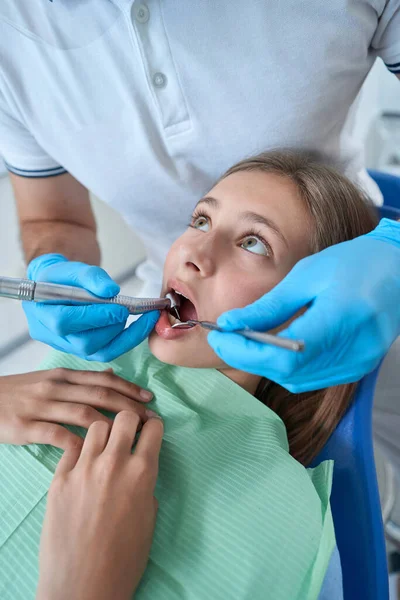 Pediatric Dentist Removing Carious Tissue Tooth Teenager Dental Drill — ストック写真