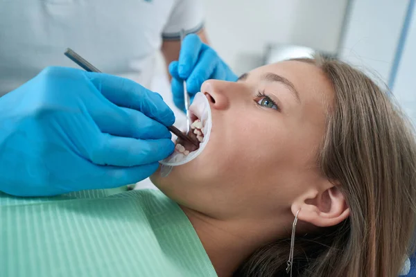 Doctor Examining Oral Cavity Teenage Girl Using Cheek Retractor Dental — Foto de Stock