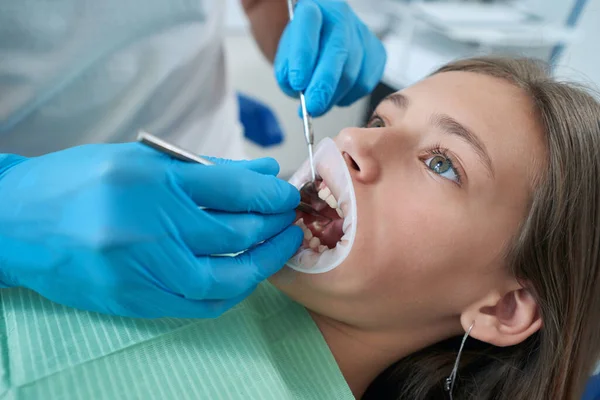 Pediatric Dentist Inspecting Patient Oral Cavity Using Mouth Opener Dental — 스톡 사진