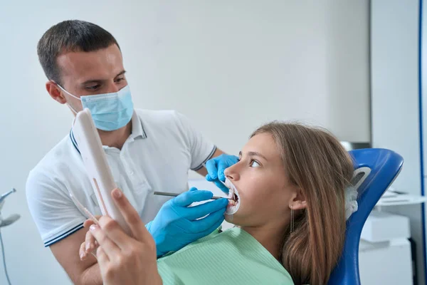 Serious Pediatric Dentist Examining Oral Cavity Teenage Patient Using Dental — Stock Photo, Image
