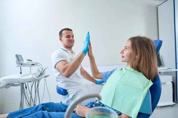 Adolescent Girl Giving Her Pediatric Dentist High Five Successful Dental — Foto Stock