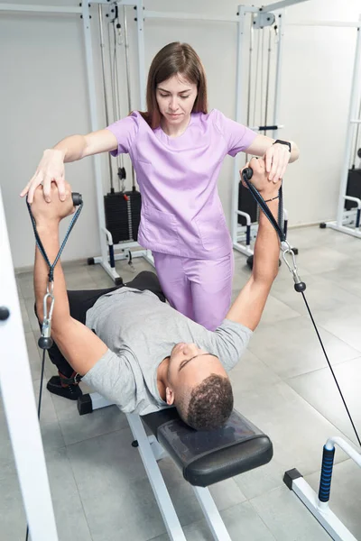 African American Man Using Medical Kinesiotherapy Equipment While Doing Rehabilitation — Photo