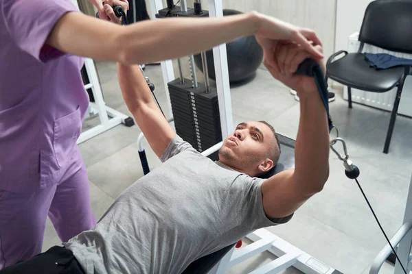 Male Patient Using Medical Kinesiotherapy Equipment While Having Rehabilitation Gymnastics — Foto de Stock