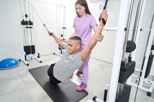 African American Man Using Kinesiotherapy Equipment Resistance Suspension Ropes While — Photo