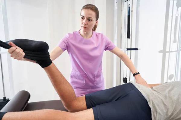 Male Patient Using Kinesiotherapy Training Equipment While Doing Physical Therapy — Zdjęcie stockowe