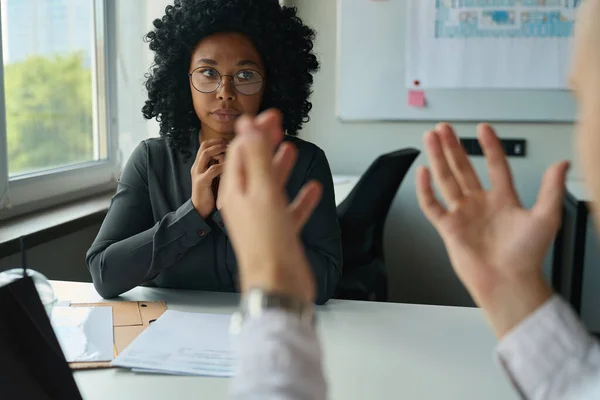 Serious Multiracial Woman Her Male Colleague Office Desktop Discussing Complex — Stok fotoğraf
