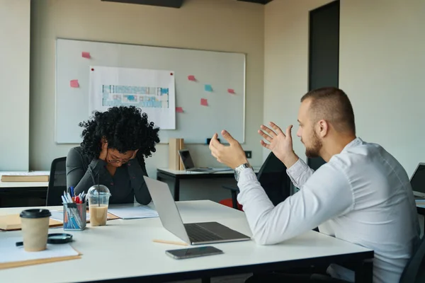 Unshaven Man White Shirt Scolds Multiracial Upset Woman Office Space — Stok fotoğraf