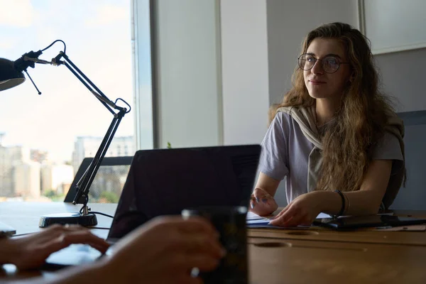 Une Jeune Femme Détendue Écoute Activement Interlocuteur Pendant Que Ses — Photo