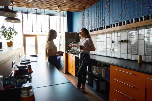 Fokuserad Dam Som Har Informell Konversation Kaffepaus Medan Kollega Står — Stockfoto