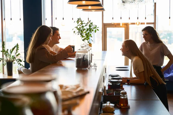 Keyifli Bir Adam Kafeteryada Sohbet Ederken Kız Arkadaşla Birlikte Oturur — Stok fotoğraf
