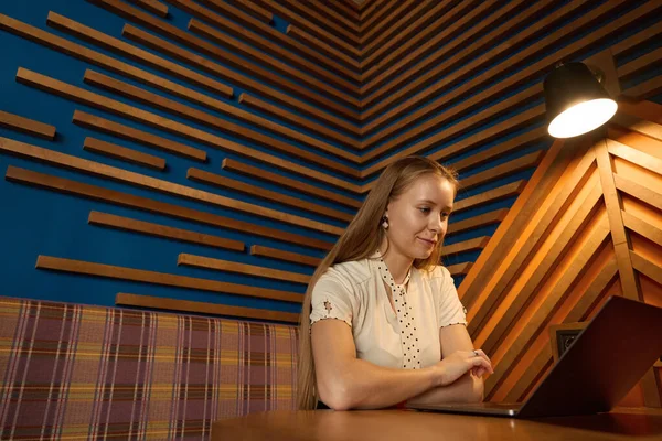 Kalm Zakenvrouw Zit Alleen Aan Haar Bureau Terwijl Haar Aandacht — Stockfoto