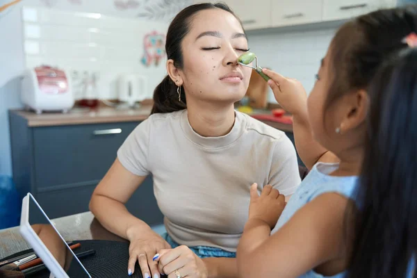 Girl Home Kitchen Front Table Mirror Gives Her Mother Facial — Stock Photo, Image