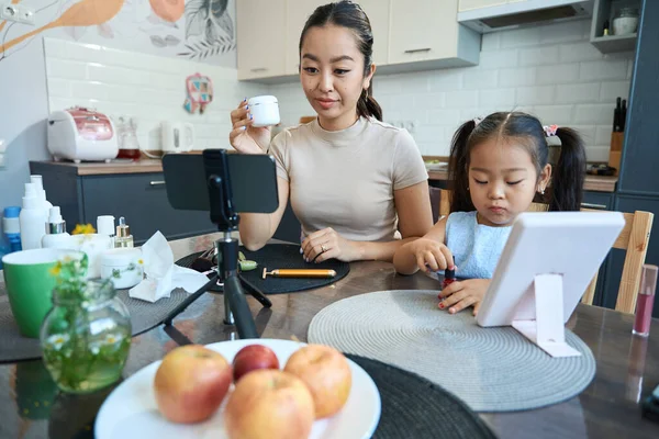 Asiatische Mutter Und Tochter Nehmen Ein Vlog Über Handpflege Auf — Stockfoto