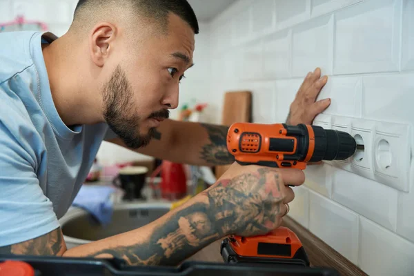 Kollarında Sakalı Dövmesi Olan Asyalı Bir Adam Mutfakta Tornavidayla Çalışıyor — Stok fotoğraf