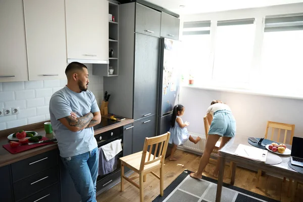 Hombre Asiático Con Barba Tatuaje Sus Brazos Para Gabinete Cocina — Foto de Stock