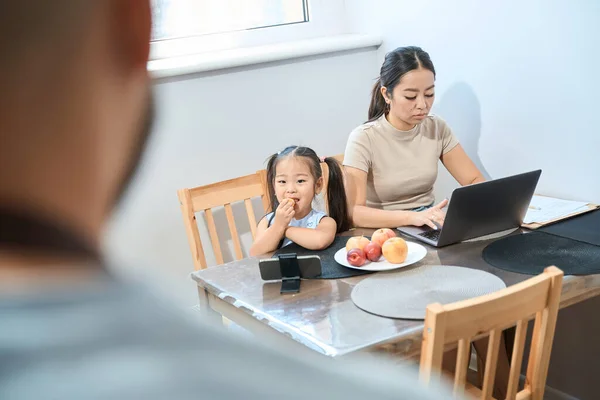 Mann Sieht Frau Und Tochter Tisch Sitzen Das Mädchen Isst — Stockfoto