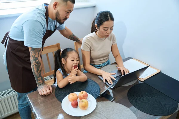Junge Asiatin Arbeitet Küchentisch Laptop Ihre Tochter Und Ihr Mann — Stockfoto