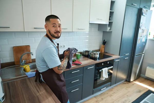 Homem Asiático Vestindo Avental Chef Segurando Uma Toalha Cozinha Fica — Fotografia de Stock