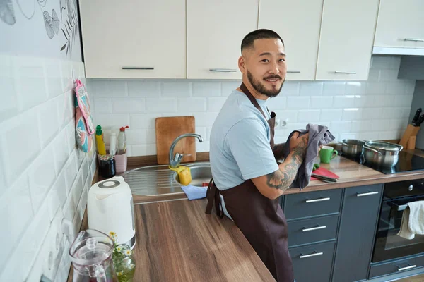 Bonito Asiático Homem Avental Chefs Segurando Uma Toalha Cozinha Fica — Fotografia de Stock