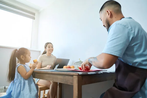 Asiatischer Familientisch Jeder Ist Mit Seinem Eigenen Geschäft Beschäftigt Papa — Stockfoto