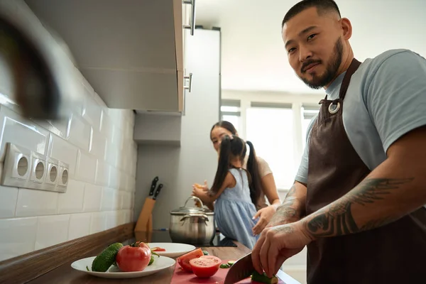 Homem Asiático Cozinha Corta Legumes Lado Sua Esposa Filha Ajudam — Fotografia de Stock