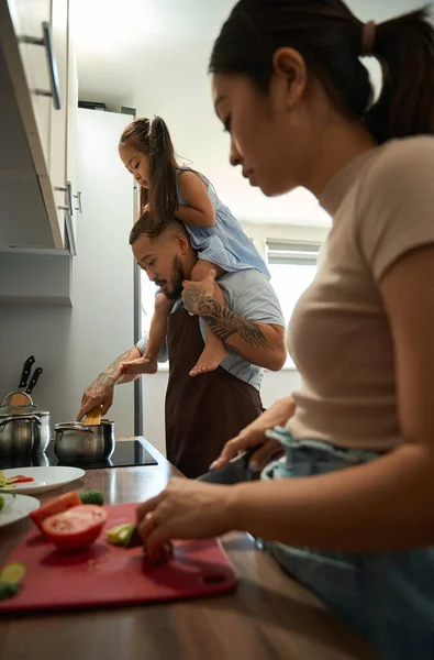 Asiatische Familie Bereitet Gemeinsam Der Küche Das Abendessen Eine Kleine — Stockfoto