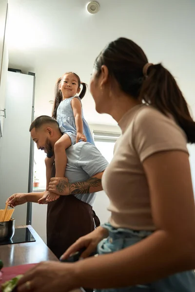 Daughter Proudly Sits Shoulders Happy Father Looks Her Mother Height — Stock Photo, Image