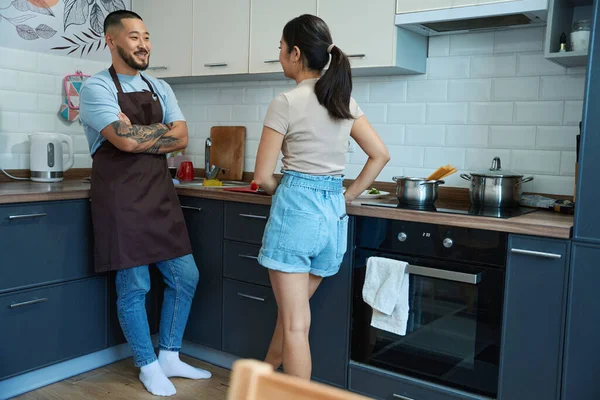 Marido Esposa Conversam Cozinha Ambiente Descontraído Foto Alta Qualidade — Fotografia de Stock