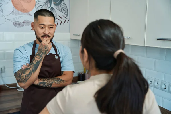 Kollarında Dövme Olan Yakışıklı Asyalı Adam Mutfaktaki Pembe Bluzlu Kadını — Stok fotoğraf