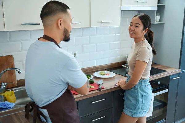 Jovem Asiático Homem Com Tatuagem Mulher Calções Jeans Conversando Fofinho — Fotografia de Stock