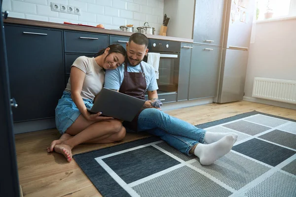 Kvinnan Och Mannen Sitter Golvet Med Laptop Kvinnan Böjde Huvudet — Stockfoto