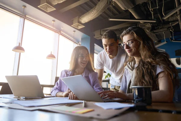 Lachende Dame Kijken Naar Collega Laptop Terwijl Man Die Achter — Stockfoto