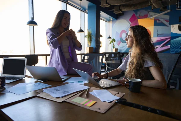 Gericht Vrouw Werken Met Laptop Open Ruimte Terwijl Haar Collega — Stockfoto