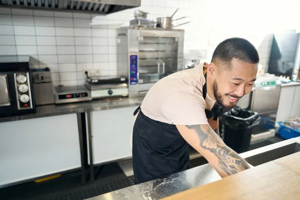Chef Radiante Sorrindo Chegar Forno Para Verificar Sua Culinária — Fotografia de Stock