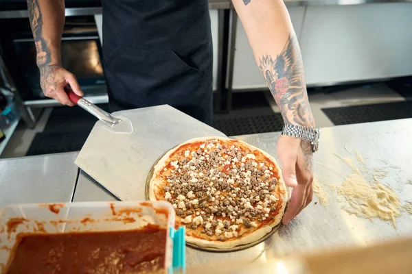 Foto Recortada Chef Habilidoso Com Braços Tatuados Preparando Pizza Para — Fotografia de Stock