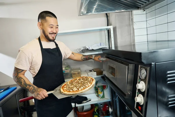Chef Feliz Sorrindo Preparar Forno Para Piza Cozimento — Fotografia de Stock
