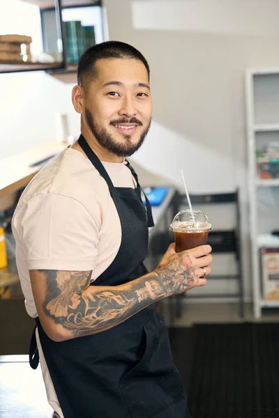 Barista Guapo Posando Con Una Bebida Fría Cafetería — Foto de Stock