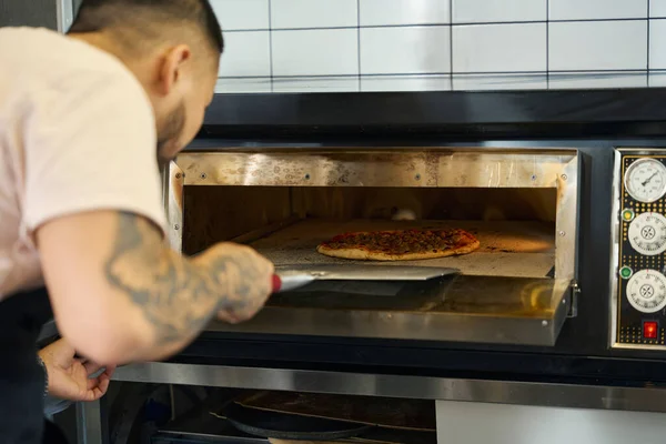 Selective Focus Photo Committed Chef Taking Freshly Baked Pizza Out — Stock Photo, Image