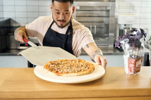 Cozinheiro Profissional Olhando Focado Colocar Uma Pizza Recém Cozida Prato — Fotografia de Stock