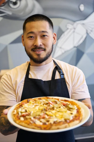 Smiley Morena Cara Avental Posando Com Deliciosa Pizza Suas Mãos — Fotografia de Stock