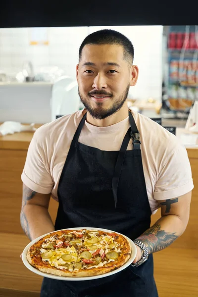 Cintura Foto Chef Profissional Avental Sorrindo Posando Com Uma Pizza — Fotografia de Stock